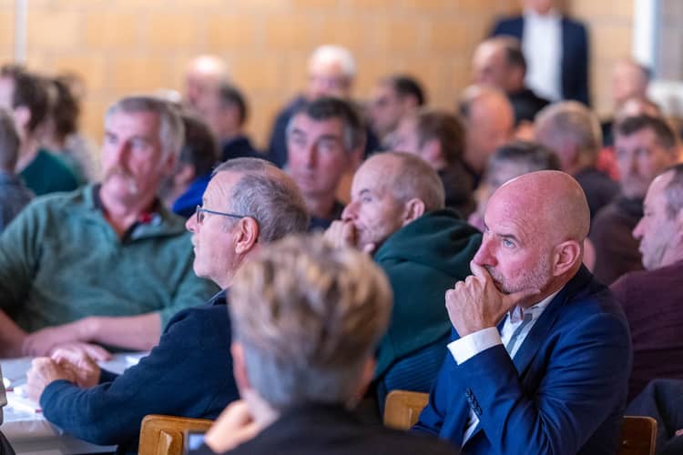 Le public écoute avec intérêt.