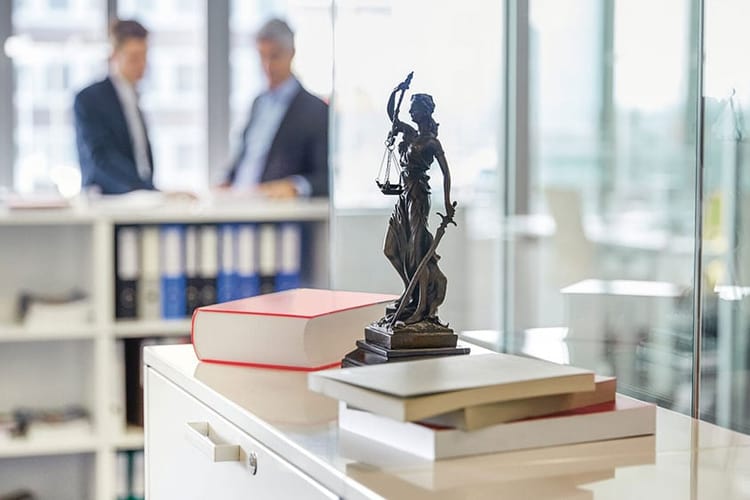 Uno statuto di giustizia è in piedi in un ufficio.