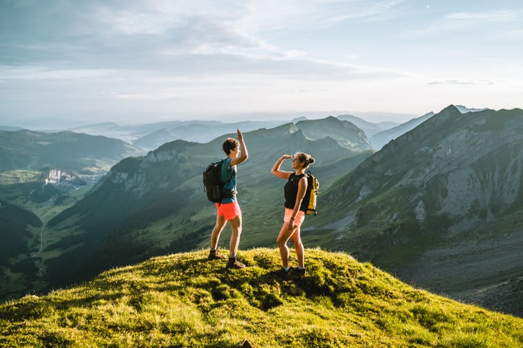 Zwei Personen am Wandern