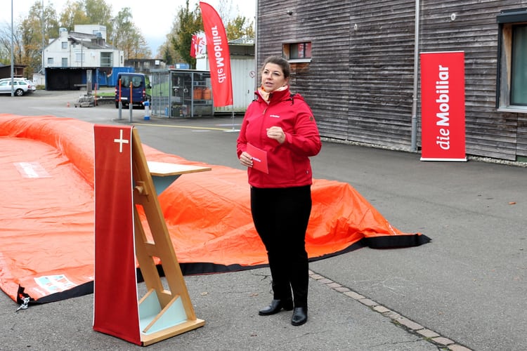 Bild von Lea Lüönd bei der Ansprache des mobilen Hochwasserschutzsystems in Schwyz