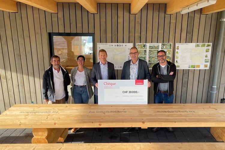 5 personnes tiennent un chèque en main