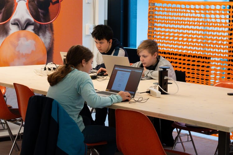 Des jeunes assis sur leur notebook