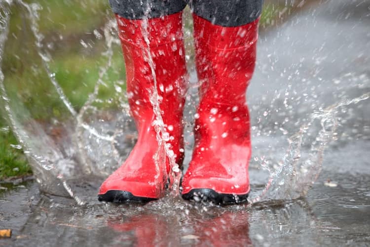 Stivali rossi su una pozzanghera