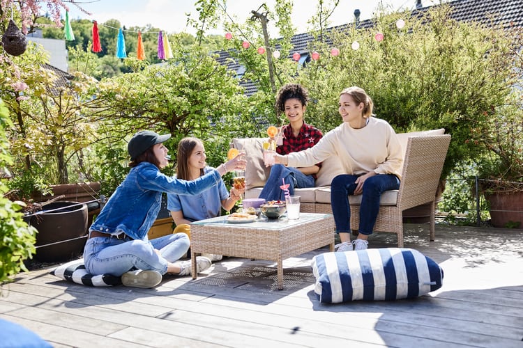 4 junge Frauen sitzen auf der Terrasse