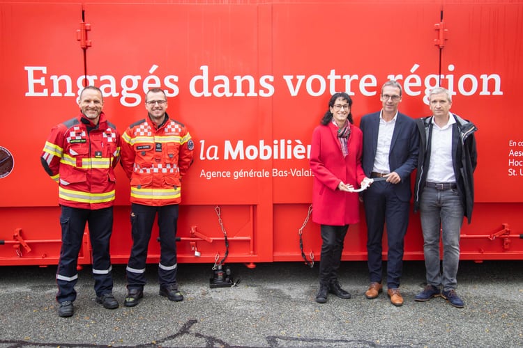 (de g. à dr.) Les&nbsp;Majors Glenn Martignier et David Thurre,&nbsp;commandants des Centres de secours Incendie, respectivement de Monthey et de Martigny,&nbsp;Anne-Laure Couchepin Vouilloz, Présidente de Martigny, Stéphane Coppey, Président de&nbsp;Monthey, Alex Bender, agent général la Mobilière Bas-Valais.