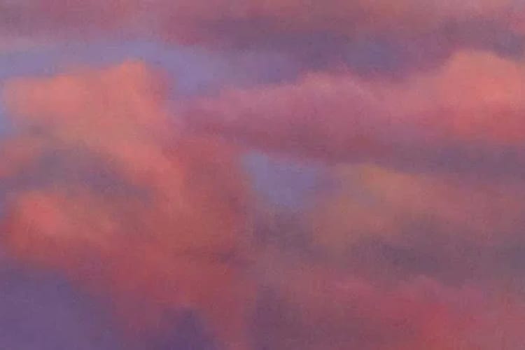 Immagine di arancione, nubi rosa su sfondo viola