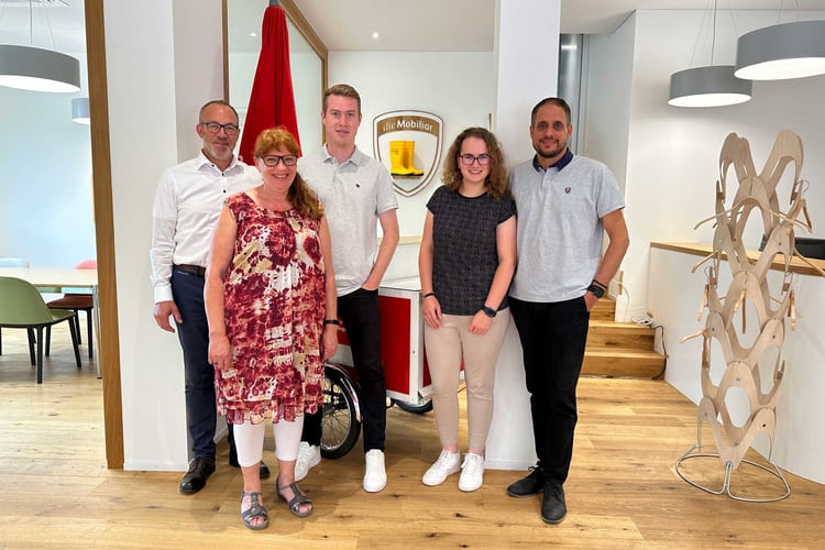 v.l.n.r.) Haben etwas zu feiern: Generalagent Raphael Arn mit seinen Jubilaren Renate Bertschi, Josua Klöti, Julia Frey und Peter Lavvas.