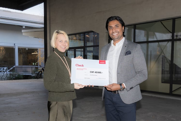 Vergabung Marlene Wenger vom HEK und Brindi Paramasamy von der Mobiliar Aesch