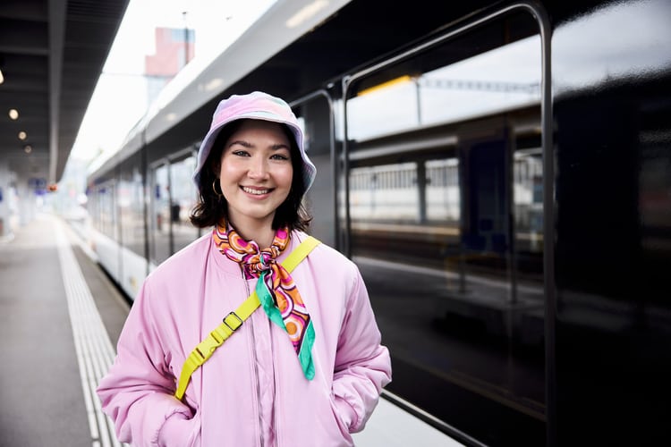 Ambiance film d’entreprise, femme sur le quai