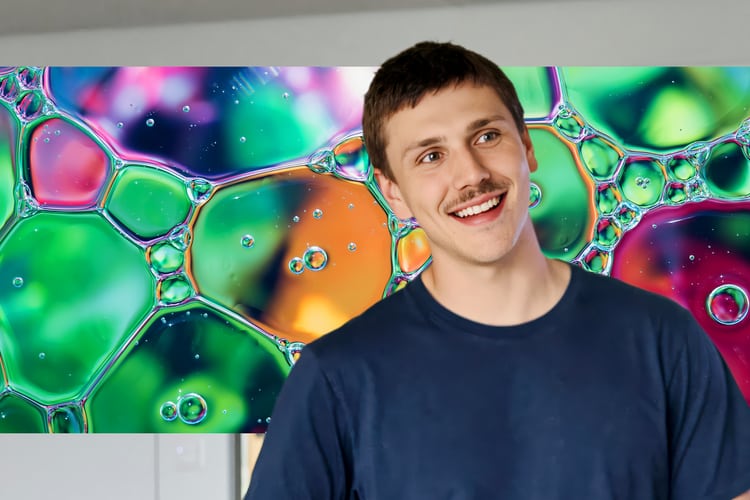 Junge Person lachend im Fokus