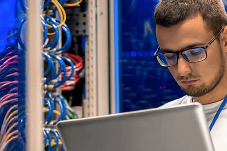 Un homme devant la boîte électronique