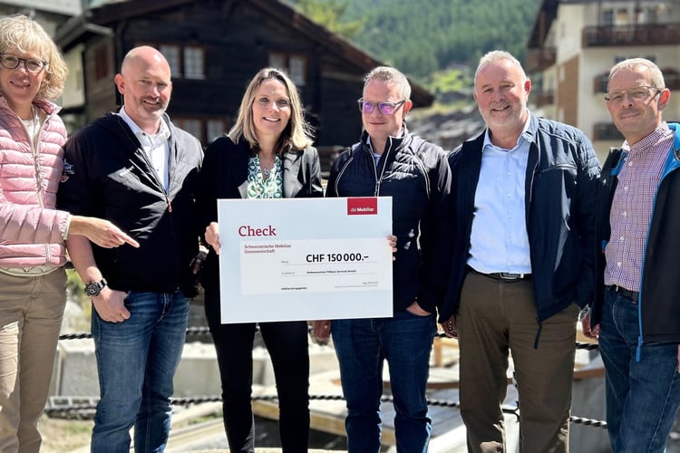 (v.l.n.r.) Romy Biner-Hauser (Gemeindepräsidentin Zermatt), Oliver Summermatter (Stellvertretender Gemeindeschreiber), Manuela Zentriegen (Versicherungs- und Vorsorgeberaterin der Mobiliar Oberwallis), Jürgen Brigger (Leiter Kompetenzzentrum KMU & Vorsorge der Mobiliar Oberwallis), Roland Lüthi (Generalagent der Mobiliar Oberwallis) und Reto Graven (Leiter Tiefbau)