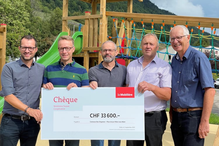 De gauche à droite: Vincent Raboud, conseiller en assurances la Mobilière, Olivier Pharisa, syndic, Eric Barras et Charles Rime, conseillers communaux, Jacques Yerly, agent général la Mobilière Bulle