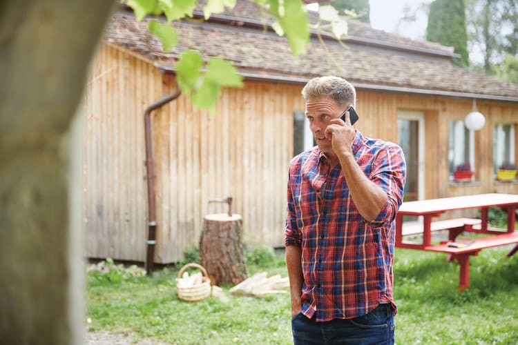 Vishing: un uomo al cellulare come simbolo del voice phishing