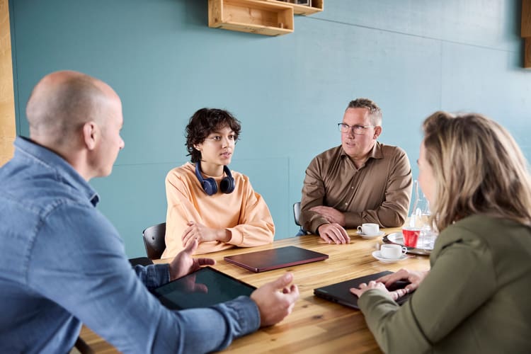vier Menschen am reden