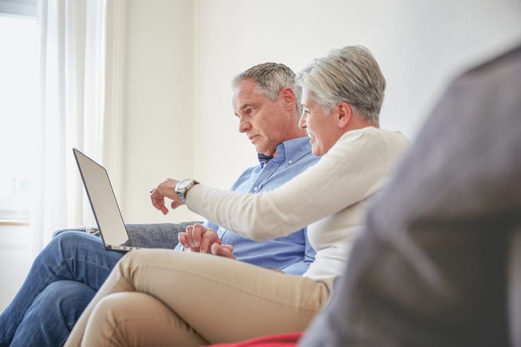 due persone sul divano