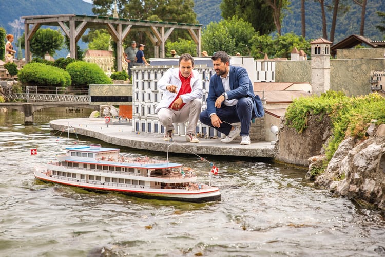 Die Schiffe fahren, aber Details sind noch in Reparatur: Alessandro Rezzonico, Vizedirektor der Swissminiatur (l.), und Fabio Osorio, Schadenchef der Mobiliar in Lugano.