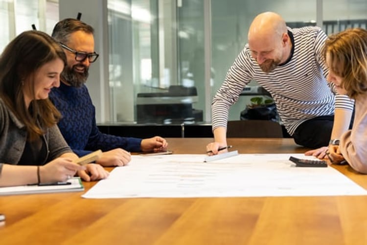 Mehrere Personen besprechen einen Bauplan