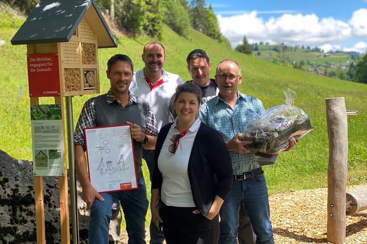 (v.l.) Walti Marty-Schuler, Gemeindepräsident von Oberiberg, Roland Ott, Versicherungs- und Vorsorgeberater, André Holdener, Tourismuskommission Oberiberg, Josef Kälin, Imker und Lea Lüönd, Generalagentin der Mobiliar Schwyz  