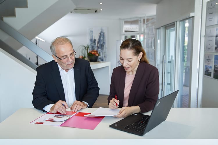 Ein Mann und eine Frau mit Laptop