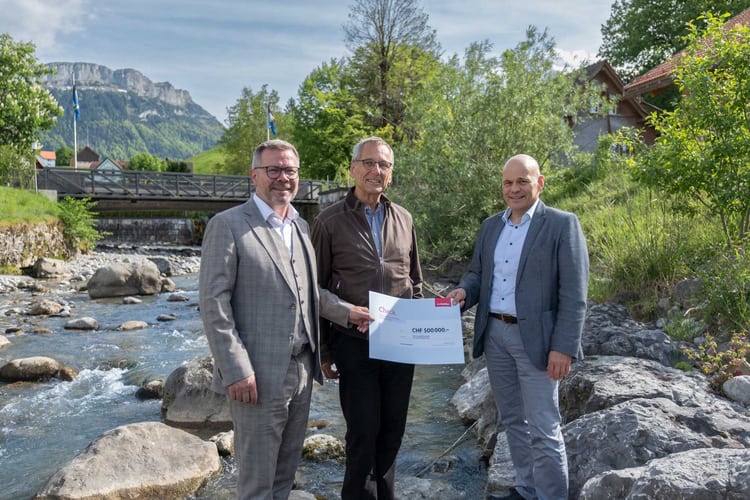Grund zur Freude unterhalb der Brücke am Schwendebach in Weissbad: Landmann Roland Inauen (Mitte) und Bauherr Ruedi Ulmann (rechts) nehmen den Check von Mobiliar Generalagent Thomas Rechsteiner entgegen.