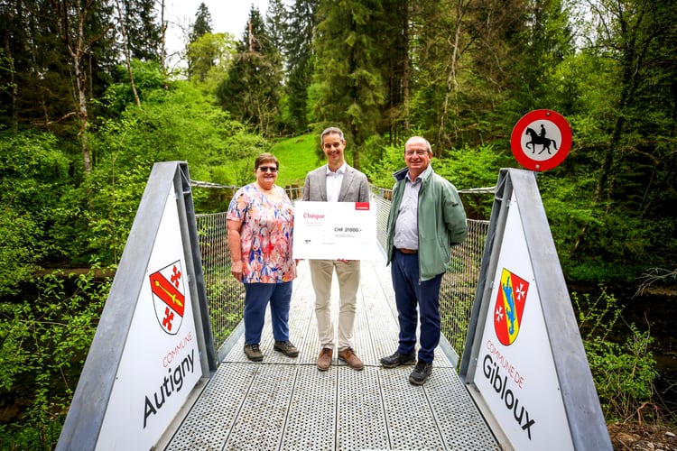 De gauche à droite: Dominique Haller Sobritz, syndique d’Autigny, Julien Descloux, agent général la Mobilière Fribourg Région, Dominique Ayer, conseiller communal de Gibloux.