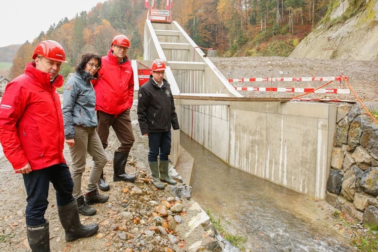 4 Personen an einer Besichtigung Hochwasserschutz Oberburg