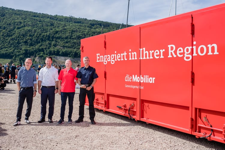  Übergabe des Hochwasserschutzes: Philipp Mischler, Leiter Schaden der Mobiliar, Didier Wicht, Feuerwehrkommandant und Beat Feurer, Sicherheitsdirektor der Stadt Biel.