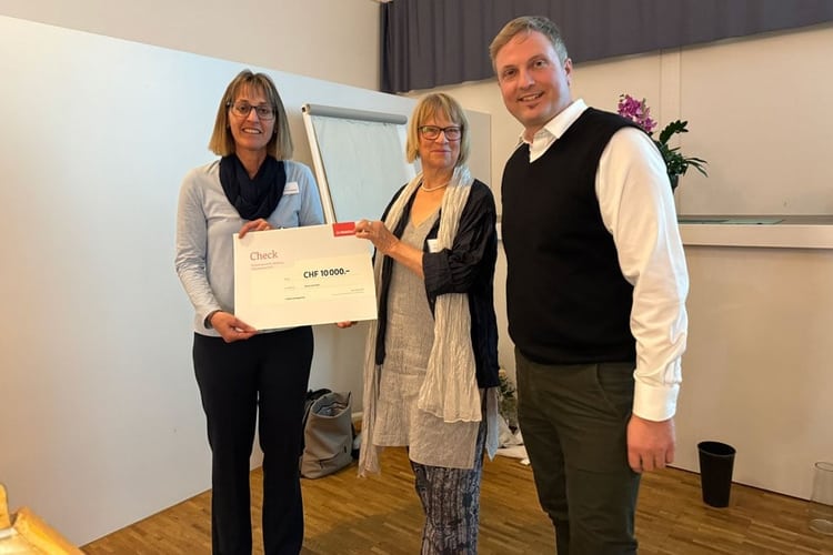 Zwei Frauen des Frauenvereins Worb und der Leiter der GA Emmental