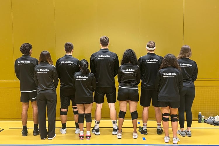 Die Mobiliar Balsthal setzt sich für den regionalen Hallensport ein und stattet den Volleyballverein Balsthal mit neuen Trainingsjacken aus. 
