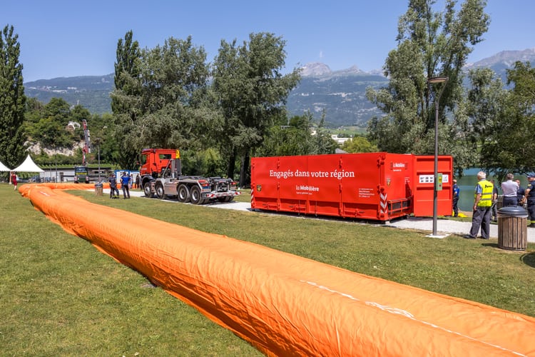Une digue mobile orange