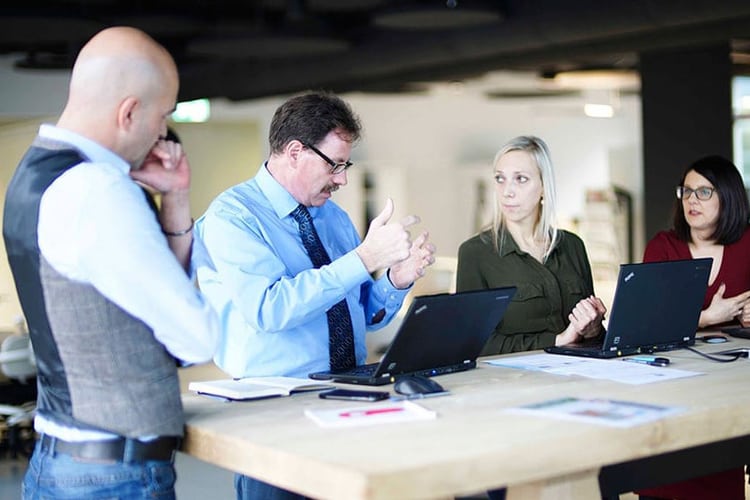 Più persone discutono insieme