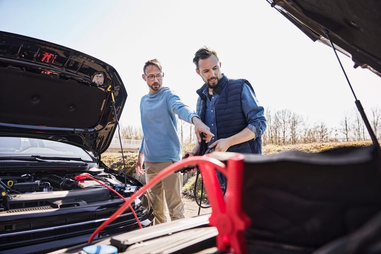Zwei Männer überbrücken Auto, gedeckt in der Vollkaskoversicherung der Mobiliar 