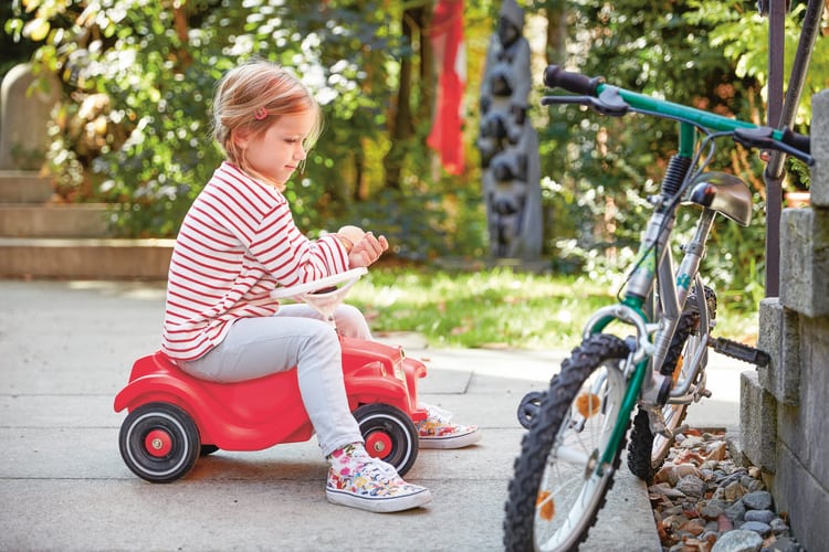 Assurance accidents pour enfants: une fillette contemple une bicyclette.