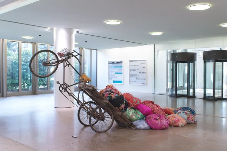 un’opera d’arte astratta con la bicicletta all’esposizione «Arte e sostenibilità» della Mobiliare 