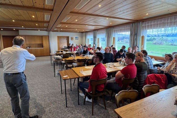 Personen sitzen in einem Raum