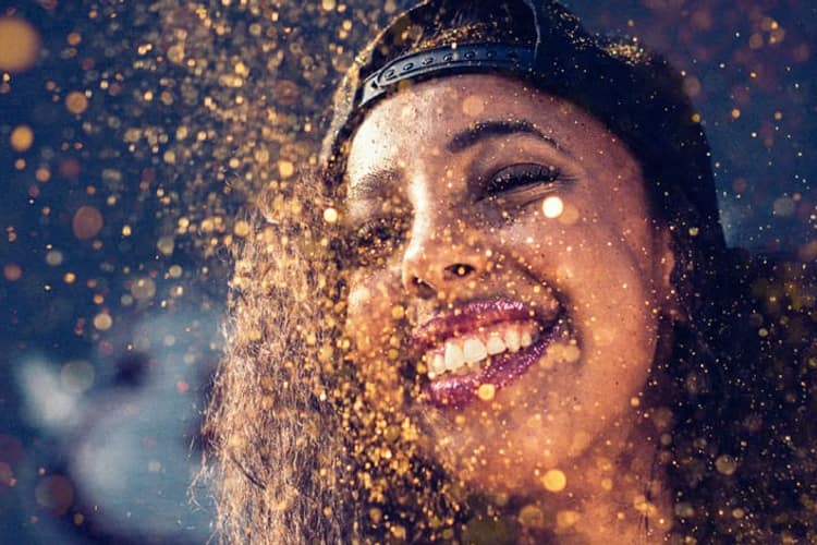 Sorridente donna a ballare