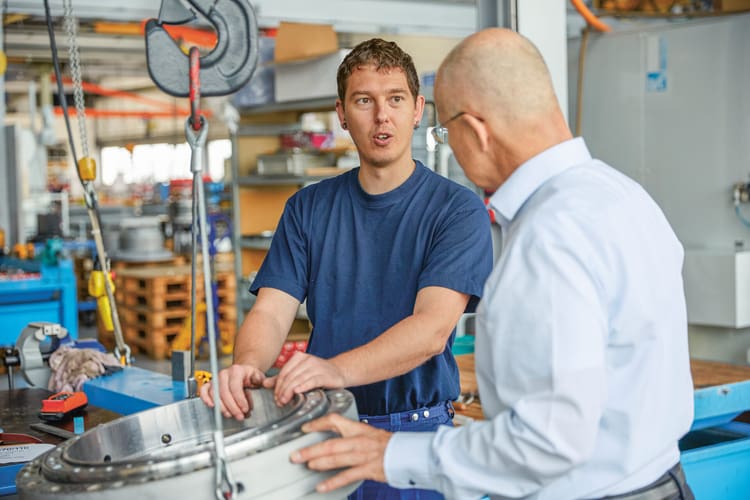 Zwei Männer in einer Werkhalle