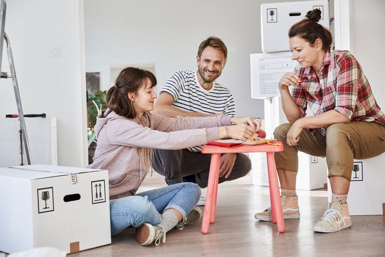 Menschen an einem Tisch
