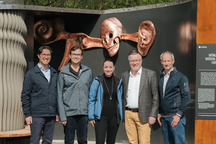 Oliver Britschgi, Vorsitzender der Bankleitung Raiffeisen Obwalden, Markus Michel, Ghörgang-Initiator und Fachbereichsleiter Musikschule Sarnen, Aline Hug, Leiterin Marketing Raiffeisen Obwalden, Sarnens Gemeindepräsident Jürg Berlinger und Mobiliar Generalagent Roland Arnold