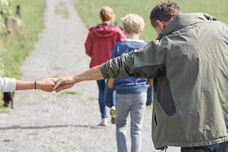 Eine Familie unternimmt eine Wanderung in der Natur
