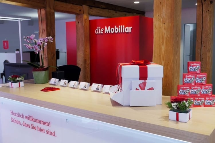 Mobiliar Empfangstisch mit Promomaterial