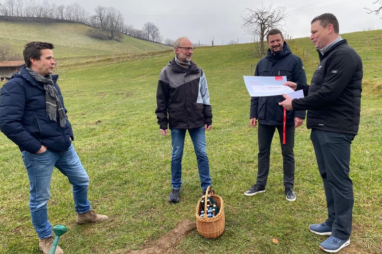 Die Co-Präsidenten des Jubiläums-OK Urs Rohrbach (links) und Ruedi Flückiger (2. von links) nehmen den Check von  Andrew Geissbühler, Agenturleiter der Mobiliar Schwarzenburg, in Empfang.
