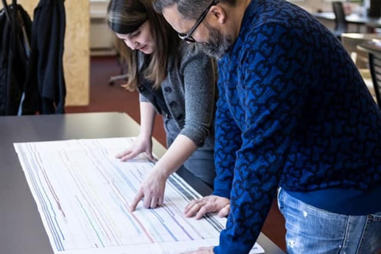 Una donna e un uomo discutono il progetto di una ristrutturazione 