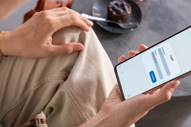 Les mains tiennent un smartphone.
