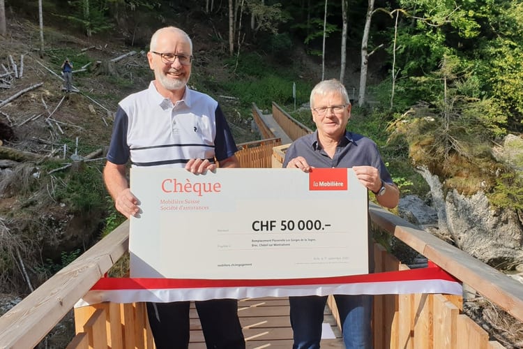 Présentation d’un chèque de 50&nbsp;000 francs