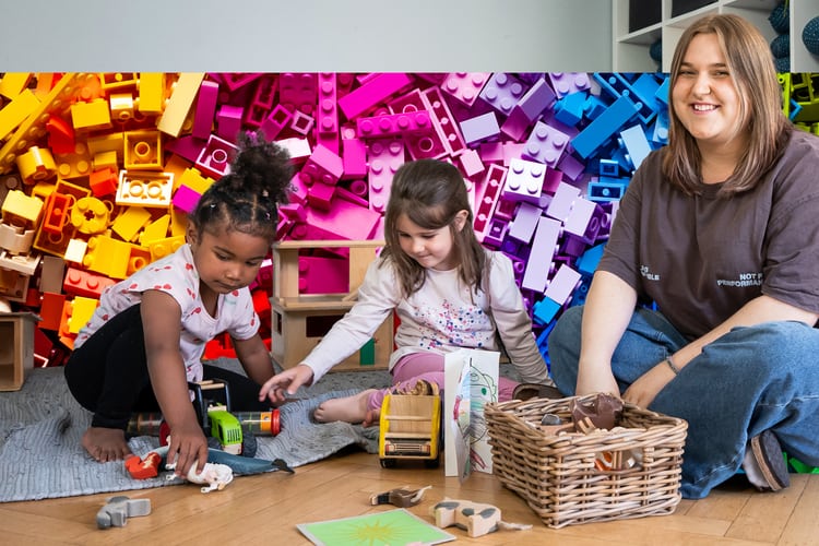 Zwei Kinder und ein Fachfrau Betreuung spielen zusammen