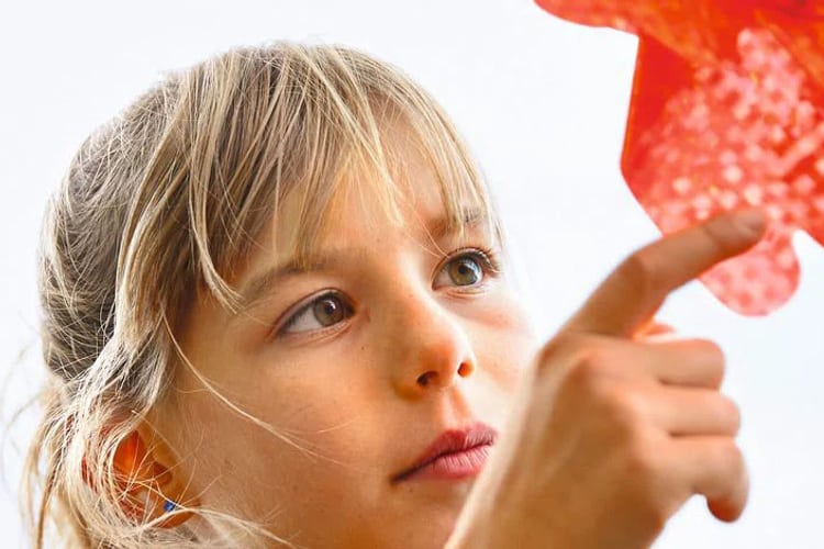 Bambino con turbina eolica