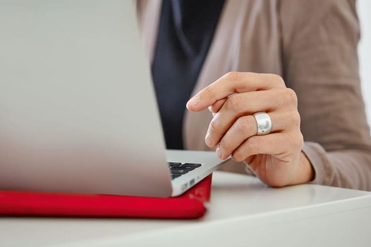 Une femme devant son laptop