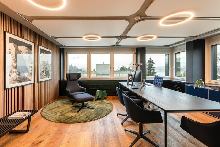 Nach einem umfassenden Umbau sind die Büroräumlichkeiten nun modern und einladend gestaltet. 